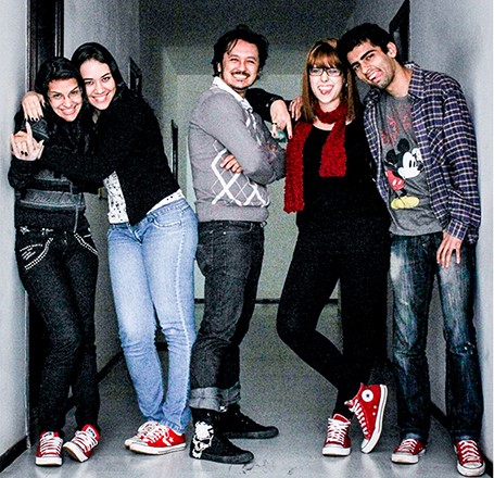 Montagem da equipe da Limão Cravo com seus tênis All Star, em 2013